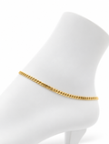Tobillera cubana de oro amarillo 10K sobre pie exhibidor blanco